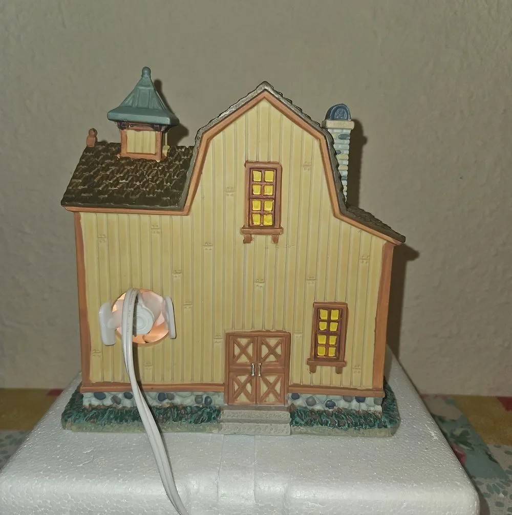Lemax Countryside Veterinary Lighted Building